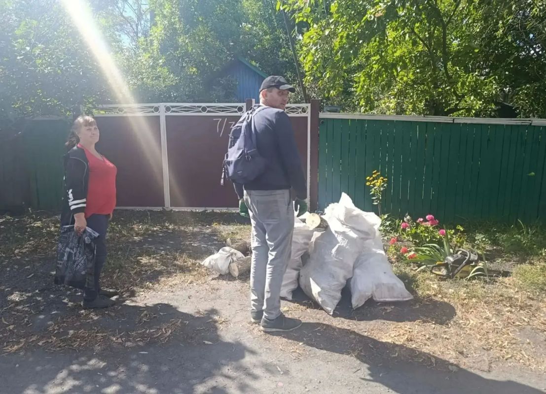 В пгт Ясеновский оказали адресную помощь пожилому жителю поселка В пгт Ясеновский оказали адресную помощь пожилому жителю поселка