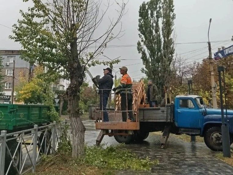 Коммунальными службами проведены работы на территории города Коммунальными службами проведены работы на территории города