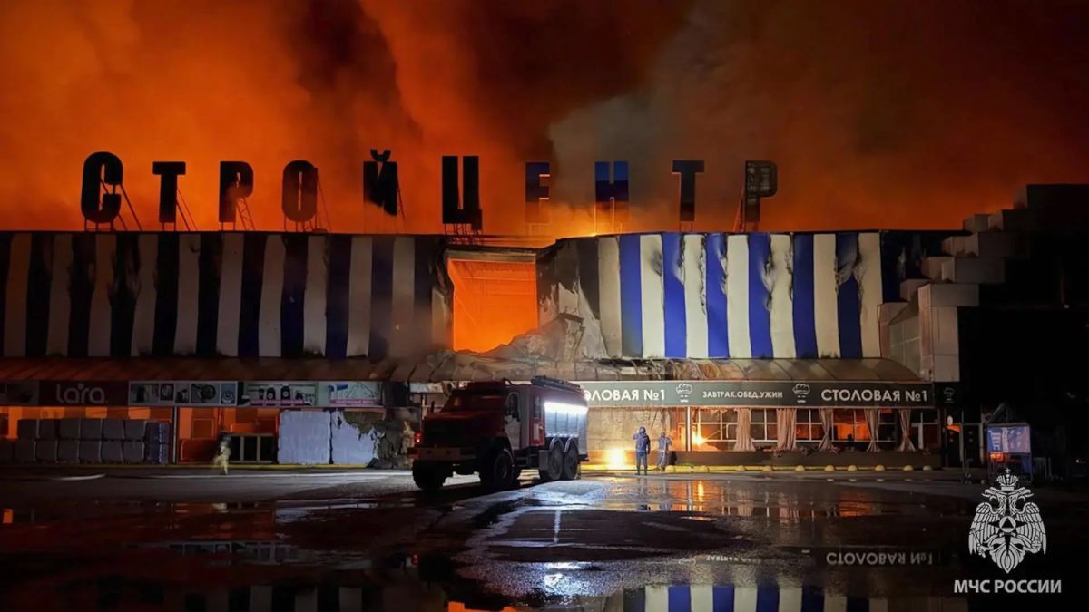 Ночной удар по Луганску: вражеский дрон поджег торговый центр на 27,5 тысячи квадратов
