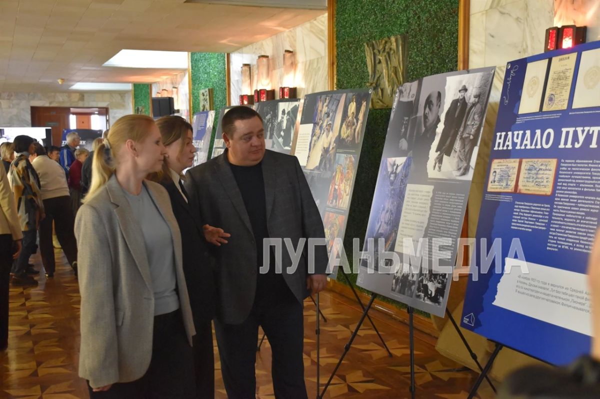 Во Дворце культуры имени Горького города Ровеньки торжественно открыли выставку «Художник