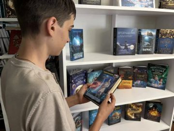 «Открой дверь в невозможное: выставка фантастики в Новоайдарской библиотеке!»