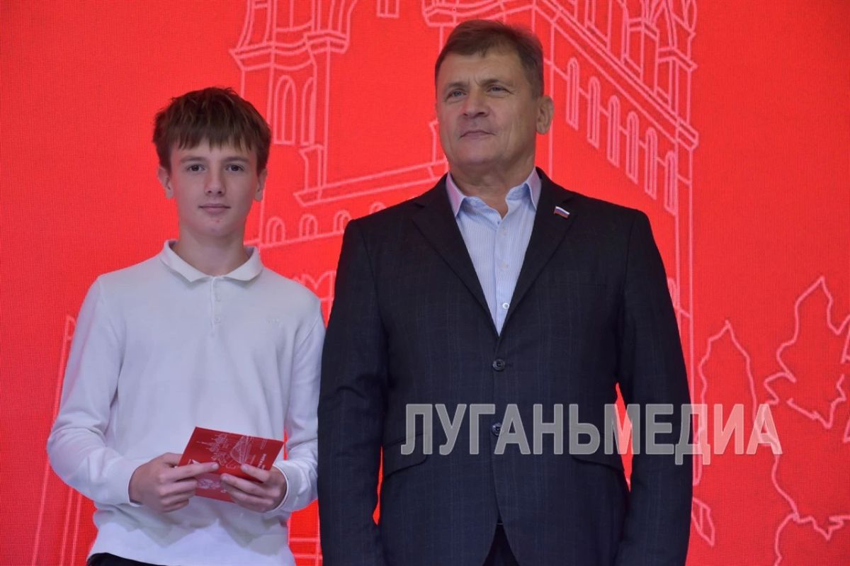 Первые паспорта вручили активистам «Движения первых» в Алчевске Первые паспорта вручили активистам «Движения первых» в Алчевске