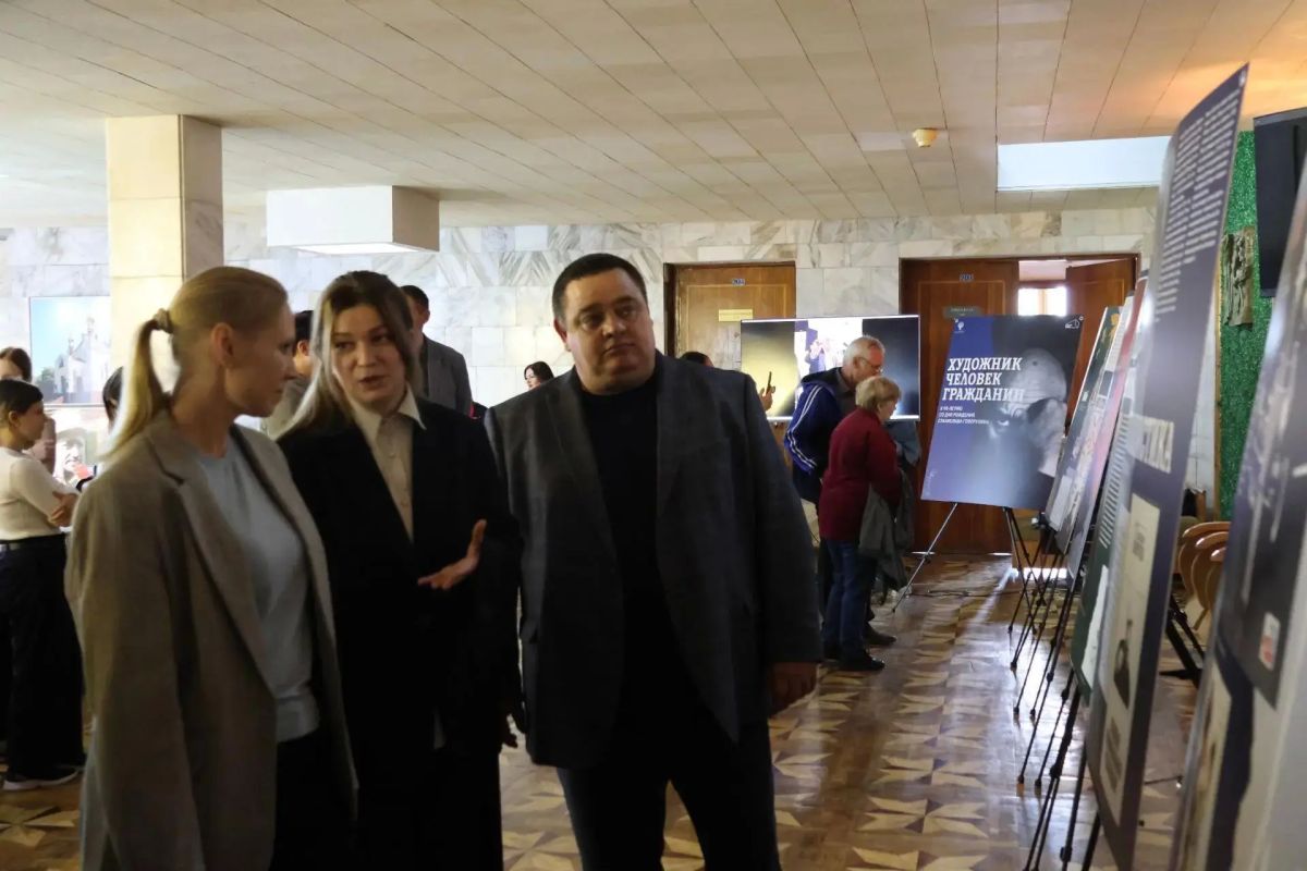 В Ровеньках открыли выставку к 90-летию Станислава Говорухина В Ровеньках открыли выставку к 90-летию Станислава Говорухина