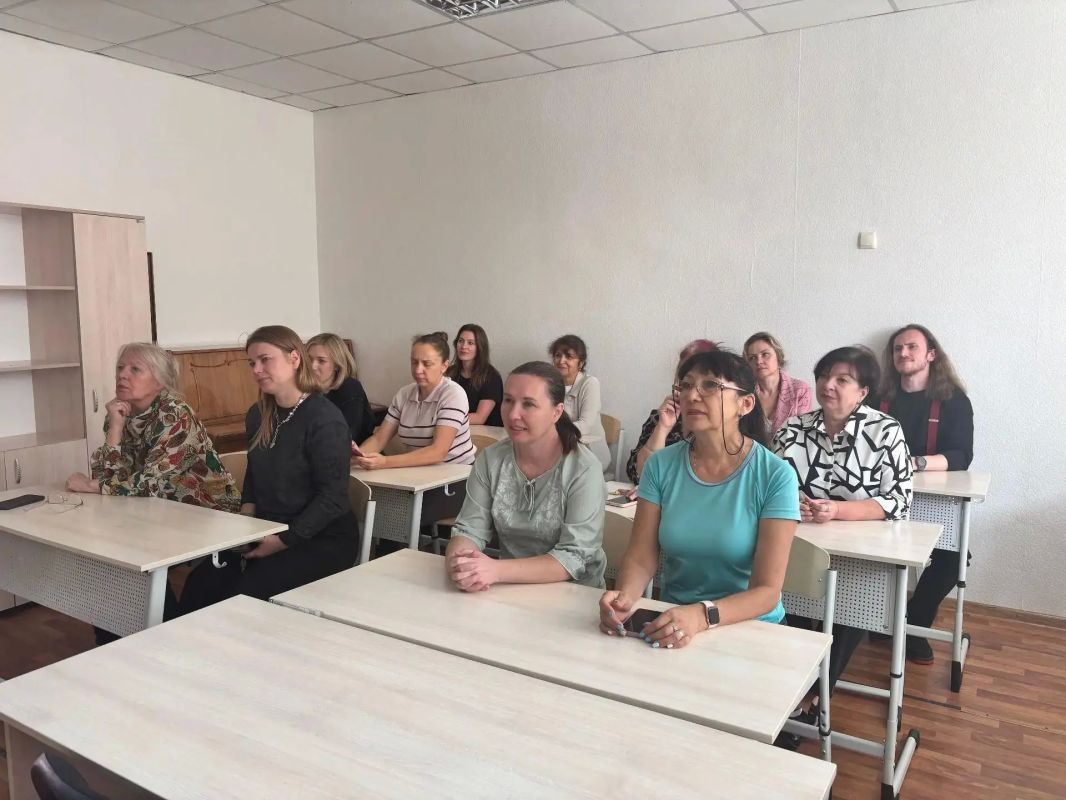 Оренбуржцы научили перевальских друзей мастерить талисманы и рассказали про оренбургский пуховый платок Оренбуржцы научили перевальских друзей мастерить талисманы и рассказали про оренбургский пуховый платок