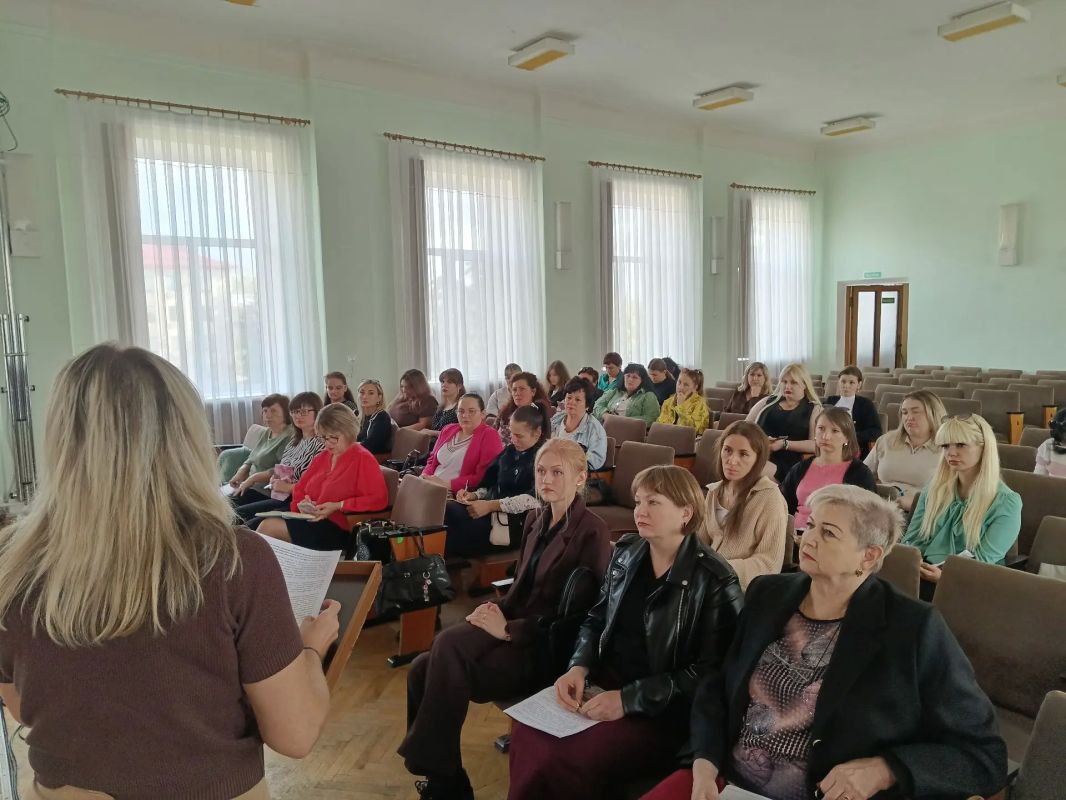 В Ровеньках прошёл городской семинар по профилактике суицидального поведения среди обучающихся В Ровеньках прошёл городской семинар по профилактике суицидального поведения среди обучающихся