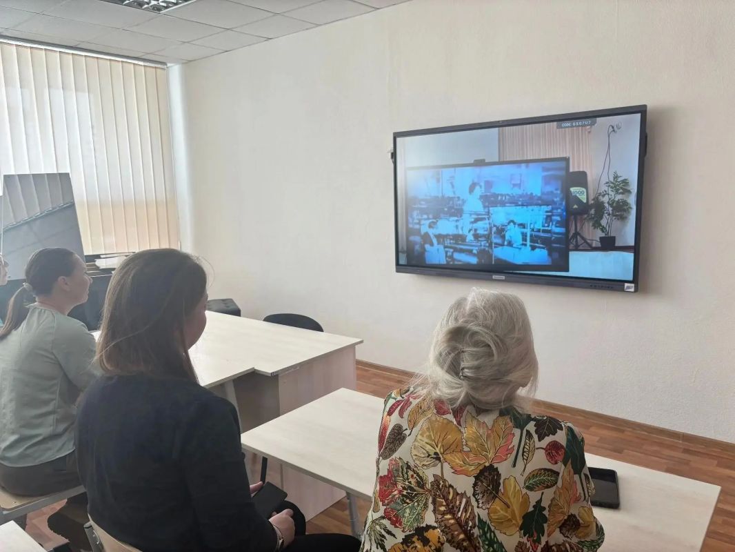 Оренбуржцы научили перевальских друзей мастерить талисманы и рассказали про оренбургский пуховый платок Оренбуржцы научили перевальских друзей мастерить талисманы и рассказали про оренбургский пуховый платок
