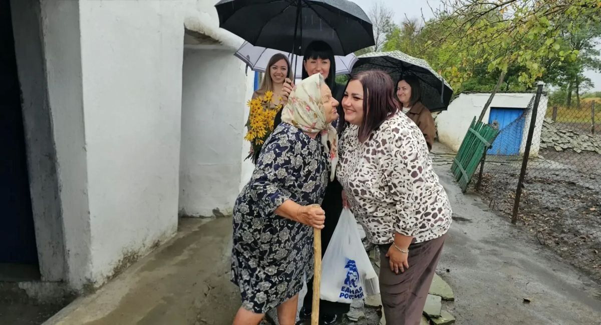 В преддверии Дня пожилого человека сотрудники отдела жизнеобеспечения пгт Дзержинский, пгт НагольноТарасовка вместе с активистами Всероссийской политической партии «Единая Россия» и представителем Дома культуры пгт... В преддверии Дня пожилого человека сотрудники отдела жизнеобеспечения пгт Дзержинский, пгт НагольноТарасовка вместе с активистами Всероссийской политической партии «Единая Россия» и представителем Дома культуры пгт...