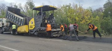 На автодороге 43К-19 Перевальск – Ивановка ведутся работы по восстановлению дорожного покрытия