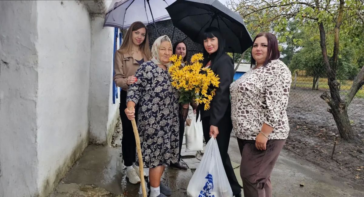 В преддверии Дня пожилого человека сотрудники отдела жизнеобеспечения пгт Дзержинский, пгт НагольноТарасовка вместе с активистами Всероссийской политической партии «Единая Россия» и представителем Дома культуры пгт... В преддверии Дня пожилого человека сотрудники отдела жизнеобеспечения пгт Дзержинский, пгт НагольноТарасовка вместе с активистами Всероссийской политической партии «Единая Россия» и представителем Дома культуры пгт...