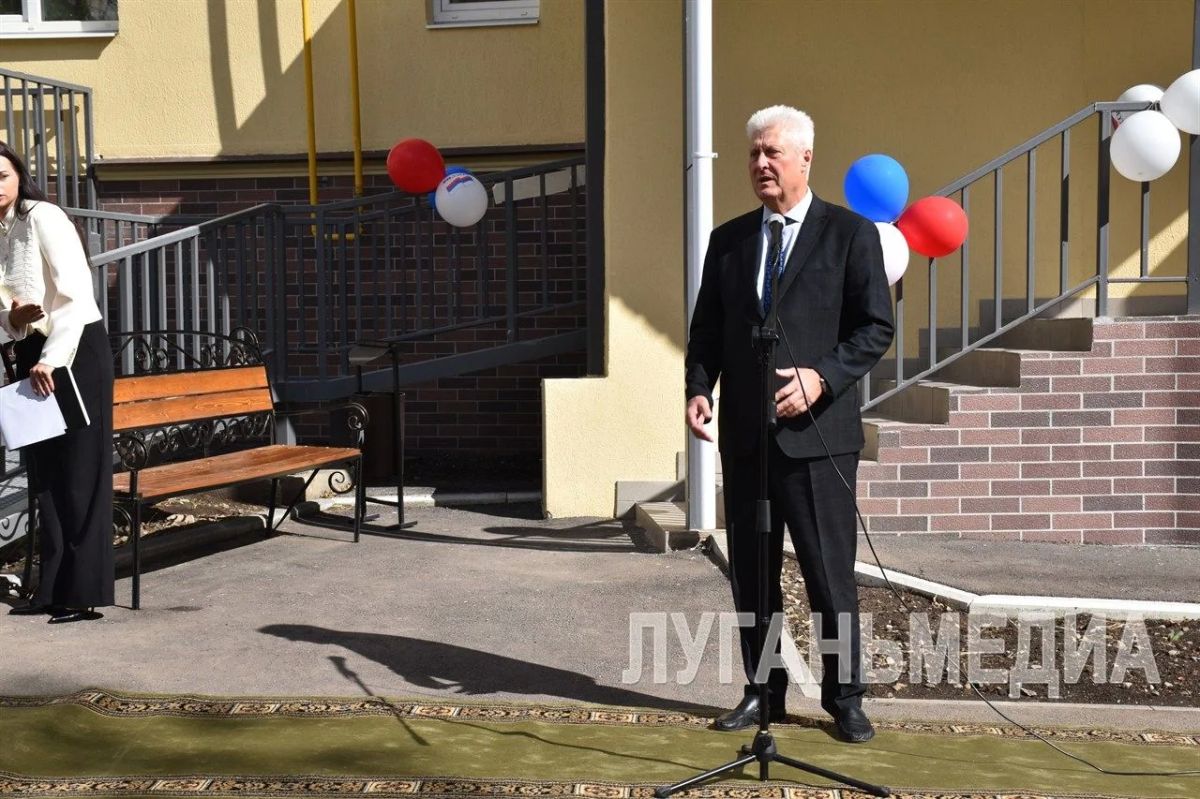 В Краснодоне первым новоселам вручены ключи от квартир маневренного жилищного фонда В Краснодоне первым новоселам вручены ключи от квартир маневренного жилищного фонда