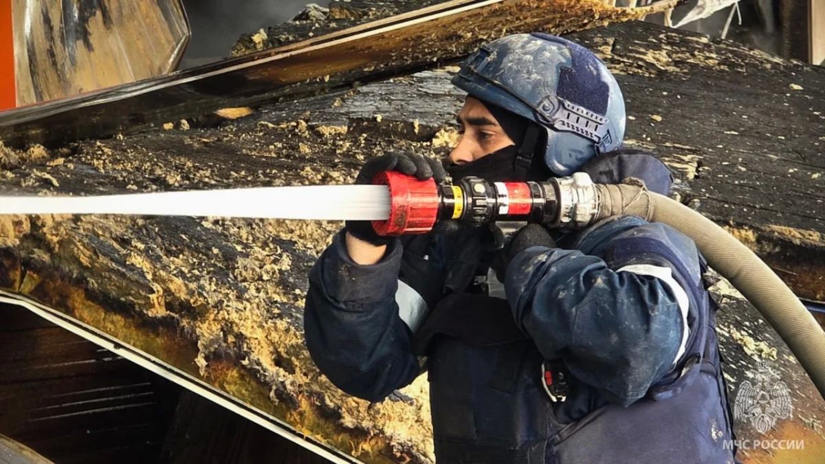 Более 27 тысяч квадратов охватил пожар после удара БПЛА по торговому центру в Луганске Более 27 тысяч квадратов охватил пожар после удара БПЛА по торговому центру в Луганске