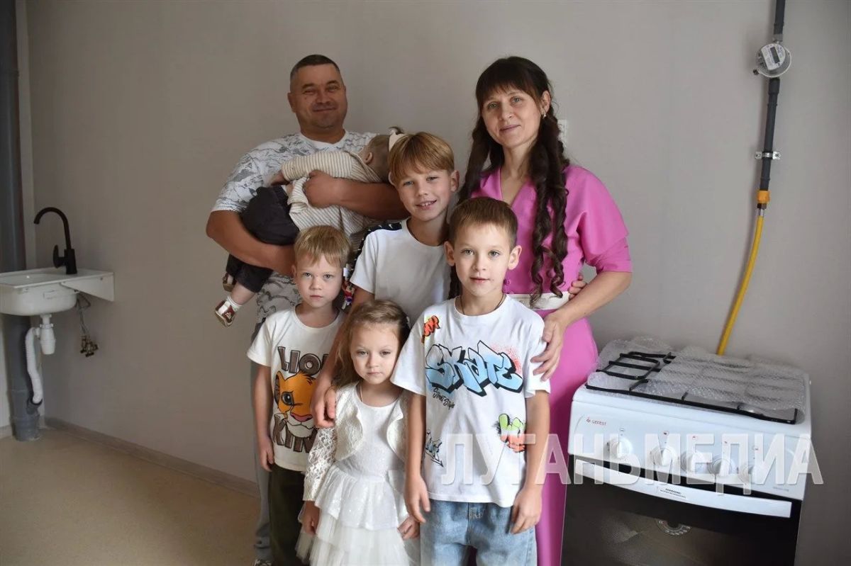 В Краснодоне первым новоселам вручены ключи от квартир маневренного жилищного фонда В Краснодоне первым новоселам вручены ключи от квартир маневренного жилищного фонда