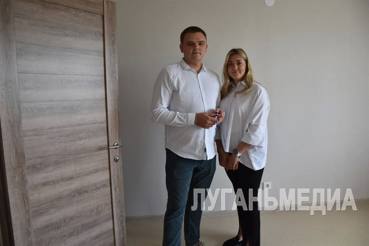 В Краснодоне первым новоселам вручены ключи от квартир маневренного жилищного фонда В Краснодоне первым новоселам вручены ключи от квартир маневренного жилищного фонда