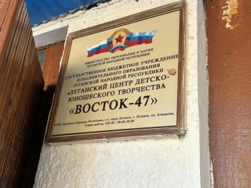 Иван Кусов: В ГБУ ДО ЛНР «ЛЦДЮТ «ВОСТОК-47» полным ходом идет масштабная реконструкция: Штаб общественного контроля посетил объект, где уже демонтированы двери и сцена, окна и кровельные конструкции демонтированы частично