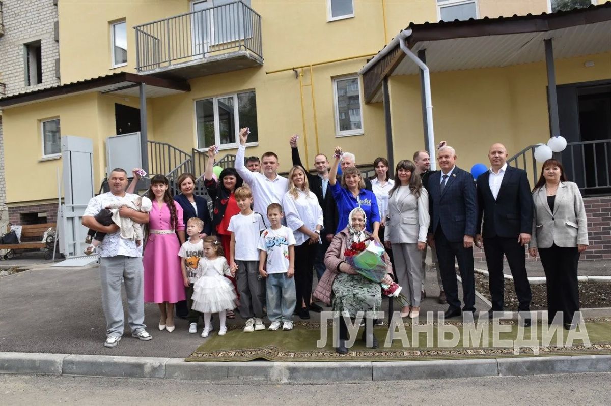 В Краснодоне первым новоселам вручены ключи от квартир маневренного жилищного фонда В Краснодоне первым новоселам вручены ключи от квартир маневренного жилищного фонда