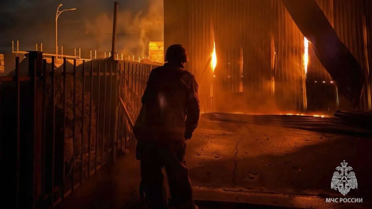 Более 27 тысяч квадратов охватил пожар после удара БПЛА по торговому центру в Луганске Более 27 тысяч квадратов охватил пожар после удара БПЛА по торговому центру в Луганске