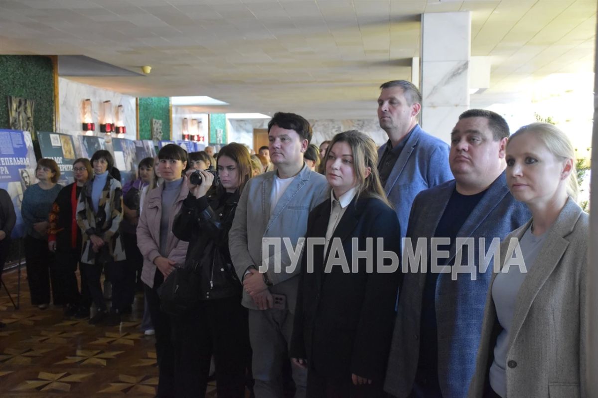 Во Дворце культуры имени Горького города Ровеньки торжественно открыли выставку «Художник Во Дворце культуры имени Горького города Ровеньки торжественно открыли выставку «Художник
