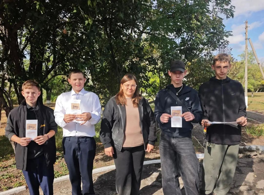 Работники Малоивановского Дома культуры организовали патриотическую акцию в честь героев «Молодой гвардии» Работники Малоивановского Дома культуры организовали патриотическую акцию в честь героев «Молодой гвардии»