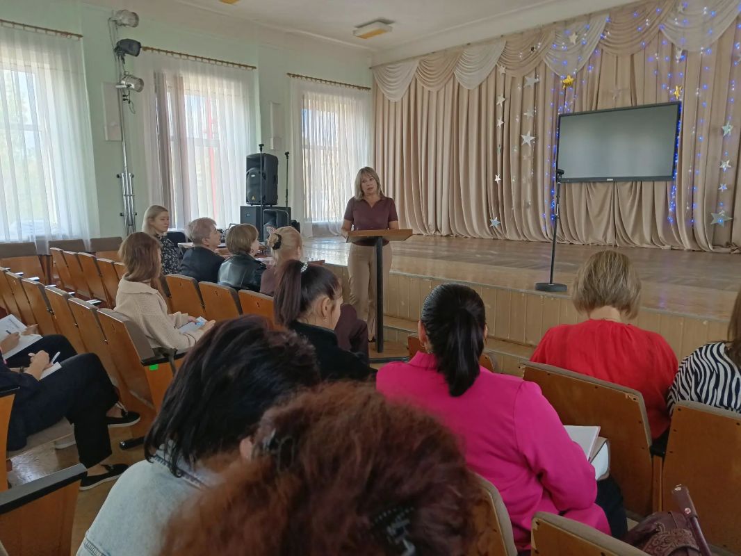 В Ровеньках прошёл городской семинар по профилактике суицидального поведения среди обучающихся В Ровеньках прошёл городской семинар по профилактике суицидального поведения среди обучающихся