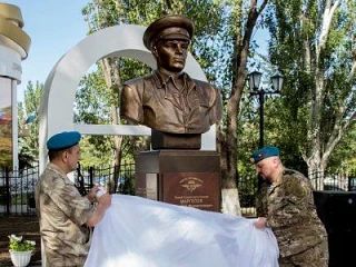 Культурная столица. Луганск. Сквер десантников и бюст Маргелова Культурная столица. Луганск. Сквер десантников и бюст Маргелова