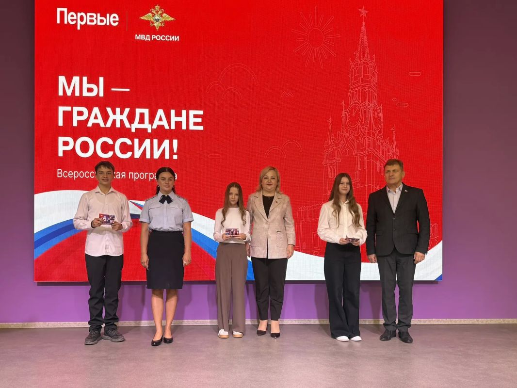 ЮНЫЕ АЛЧЕВЦЫ ПОЛУЧИЛИ ПЕРВЫЕ ПАСПОРТА ГРАЖДАНИНА РОССИИ ЮНЫЕ АЛЧЕВЦЫ ПОЛУЧИЛИ ПЕРВЫЕ ПАСПОРТА ГРАЖДАНИНА РОССИИ