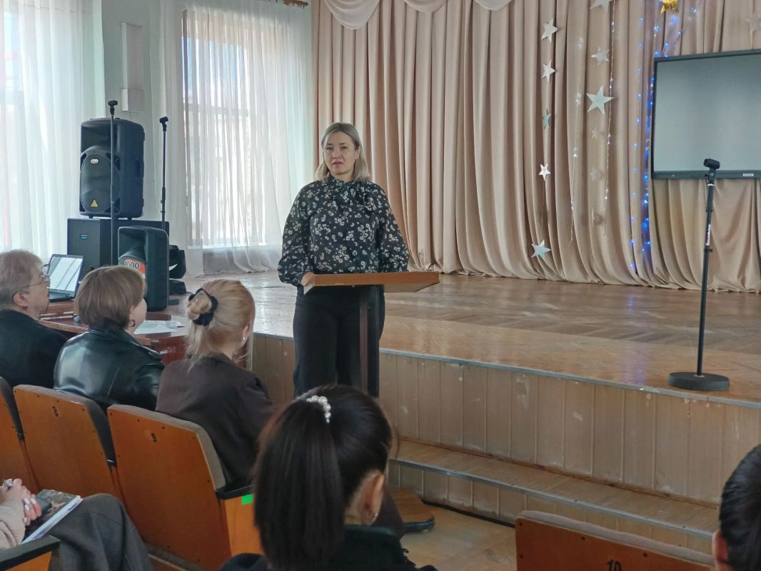 В Ровеньках прошёл городской семинар по профилактике суицидального поведения среди обучающихся В Ровеньках прошёл городской семинар по профилактике суицидального поведения среди обучающихся