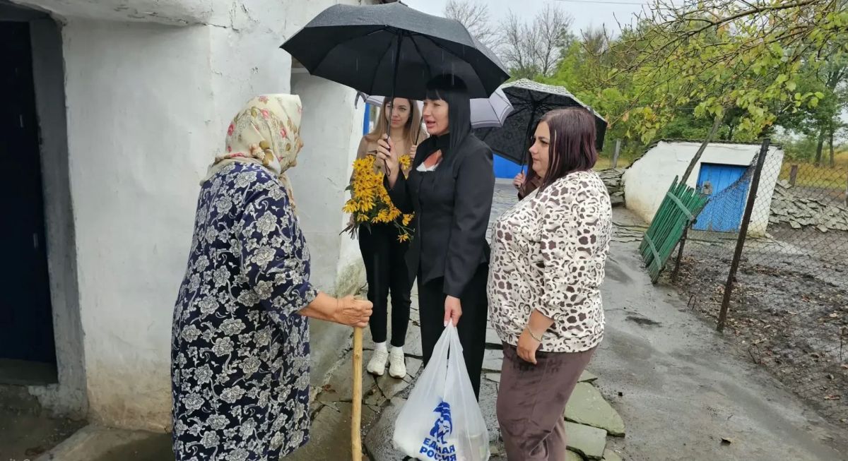 В преддверии Дня пожилого человека сотрудники отдела жизнеобеспечения пгт Дзержинский, пгт НагольноТарасовка вместе с активистами Всероссийской политической партии «Единая Россия» и представителем Дома культуры пгт... В преддверии Дня пожилого человека сотрудники отдела жизнеобеспечения пгт Дзержинский, пгт НагольноТарасовка вместе с активистами Всероссийской политической партии «Единая Россия» и представителем Дома культуры пгт...