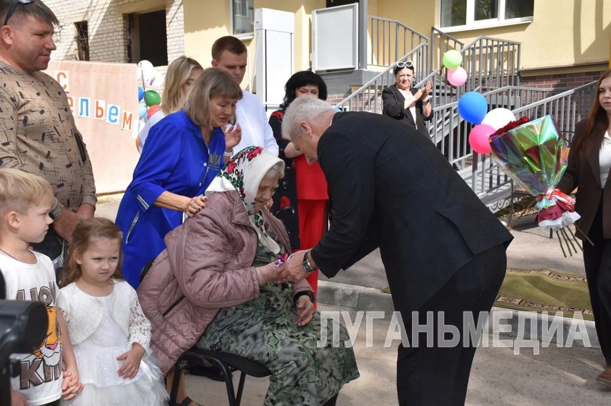 В Краснодоне первым новоселам вручены ключи от квартир маневренного жилищного фонда В Краснодоне первым новоселам вручены ключи от квартир маневренного жилищного фонда