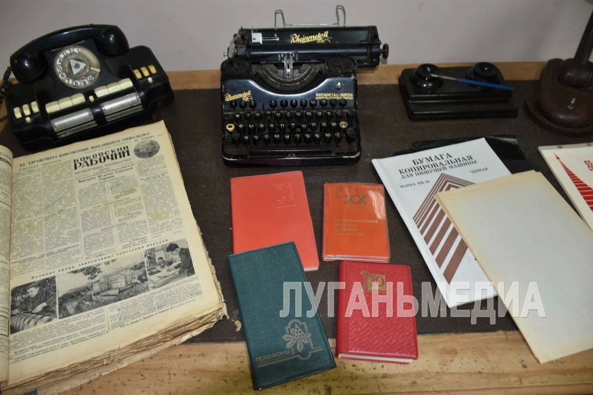 В историческом музее Антрацита прошла выставка в честь 90-летия газеты «Антрацитовский вестник» В историческом музее Антрацита прошла выставка в честь 90-летия газеты «Антрацитовский вестник»