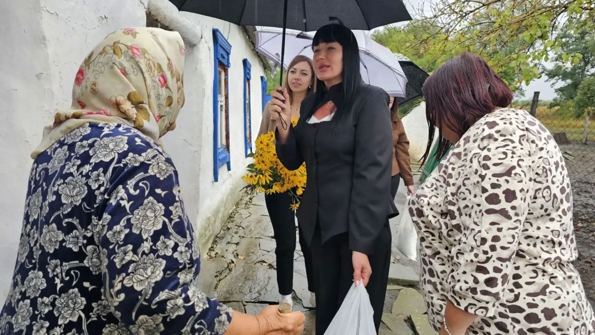 В преддверии Дня пожилого человека сотрудники отдела жизнеобеспечения пгт Дзержинский, пгт НагольноТарасовка вместе с активистами Всероссийской политической партии «Единая Россия» и представителем Дома культуры пгт... В преддверии Дня пожилого человека сотрудники отдела жизнеобеспечения пгт Дзержинский, пгт НагольноТарасовка вместе с активистами Всероссийской политической партии «Единая Россия» и представителем Дома культуры пгт...