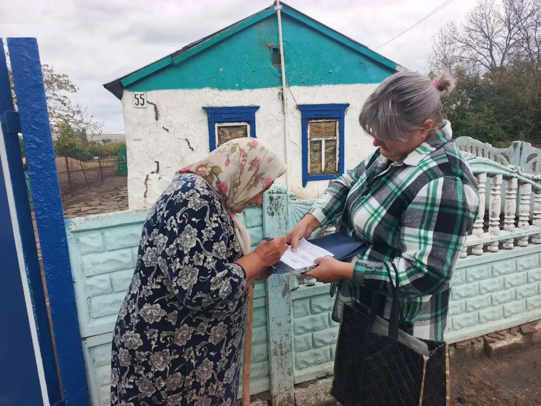 В преддверии Дня пожилого человека сотрудники отдела жизнеобеспечения пгт Дзержинский, пгт НагольноТарасовка вместе с активистами Всероссийской политической партии «Единая Россия» и представителем Дома культуры пгт... В преддверии Дня пожилого человека сотрудники отдела жизнеобеспечения пгт Дзержинский, пгт НагольноТарасовка вместе с активистами Всероссийской политической партии «Единая Россия» и представителем Дома культуры пгт...
