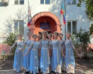 Луганская детская школа искусств № 2 имени М. А. Балакирева присоединилась к флешмобу видеооткрыток «Лови привет — мы вместе!»