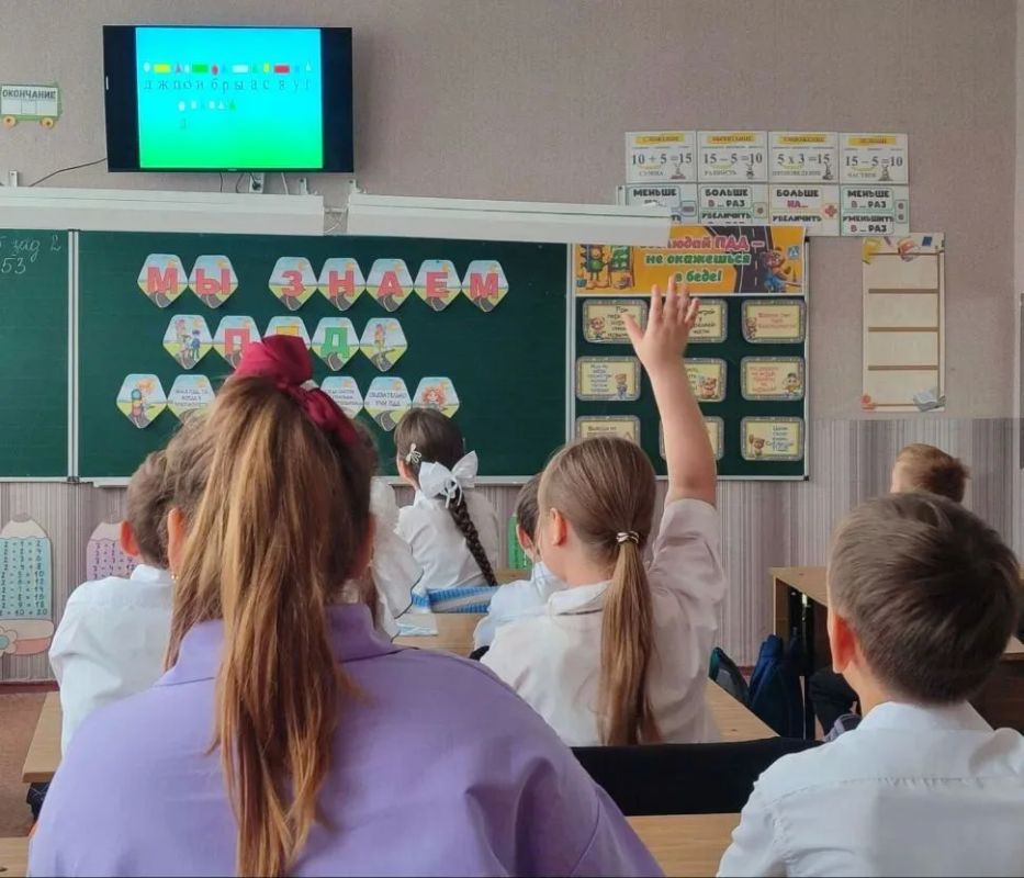В Алчевске автополицейские и педагоги проверили знания ПДД у школьников В Алчевске автополицейские и педагоги проверили знания ПДД у школьников