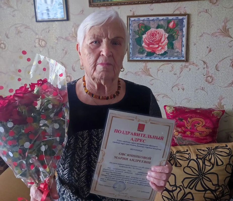С днём рождения, ветеран!. Представители Администрации городского округа и Совета ветеранов городской организации посетили ветерана труда Марию Андреевну Овсянникову