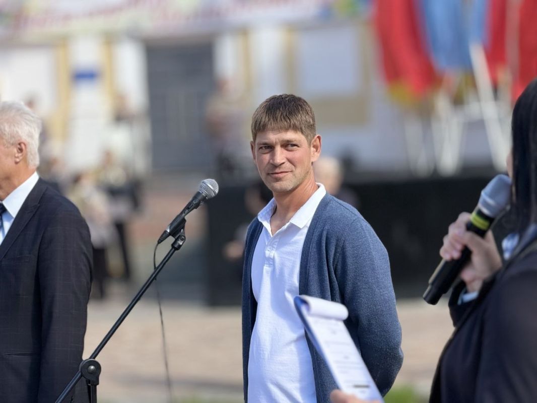 72 года!!!. В день 72-летия Молодогвардейска глава Краснодонского муниципального округа Сергей Козенко вместе с почётными гостями и строителями из Тюменской области открыл обновлённое общественное пространство — площадь и... 72 года!!!. В день 72-летия Молодогвардейска глава Краснодонского муниципального округа Сергей Козенко вместе с почётными гостями и строителями из Тюменской области открыл обновлённое общественное пространство — площадь и...