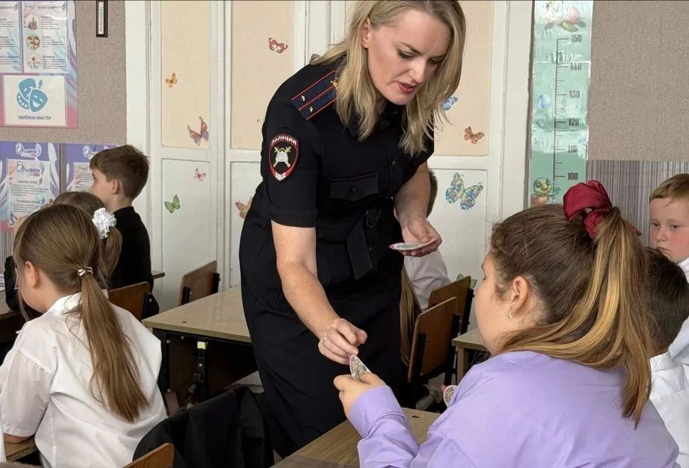 В Алчевске автополицейские и педагоги проверили знания ПДД у школьников В Алчевске автополицейские и педагоги проверили знания ПДД у школьников