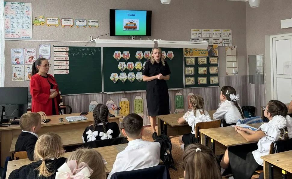 В Алчевске автополицейские и педагоги проверили знания ПДД у школьников В Алчевске автополицейские и педагоги проверили знания ПДД у школьников