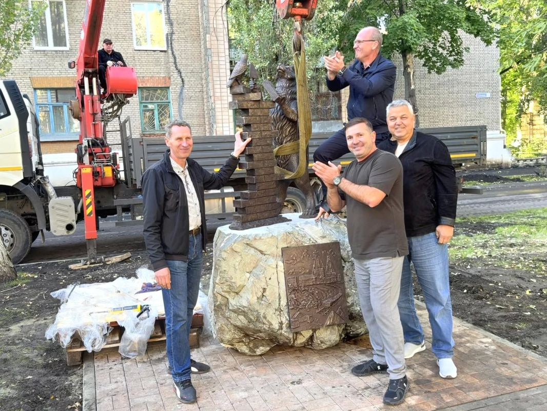 Символ дружбы Молодогвардейска и Тюмени установили ко Дню города Символ дружбы Молодогвардейска и Тюмени установили ко Дню города