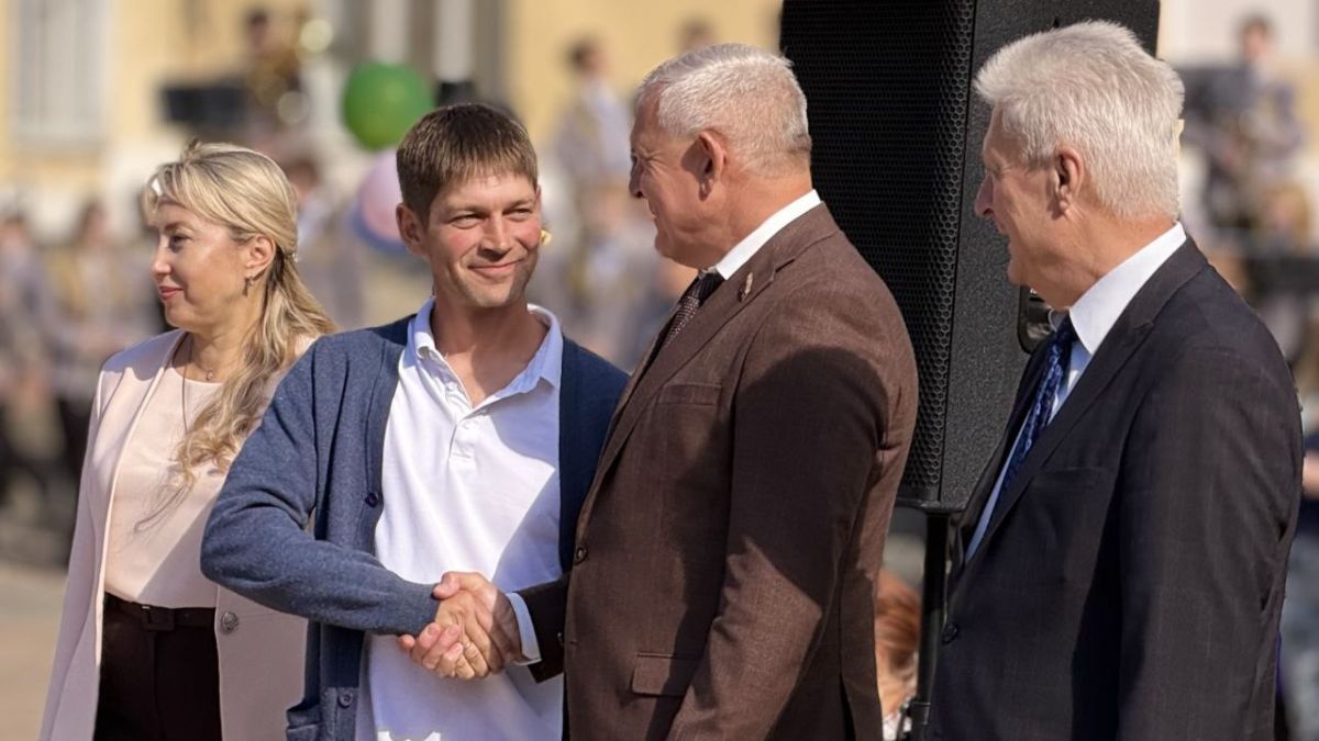 72 года!!!. В день 72-летия Молодогвардейска глава Краснодонского муниципального округа Сергей Козенко вместе с почётными гостями и строителями из Тюменской области открыл обновлённое общественное пространство — площадь и... 72 года!!!. В день 72-летия Молодогвардейска глава Краснодонского муниципального округа Сергей Козенко вместе с почётными гостями и строителями из Тюменской области открыл обновлённое общественное пространство — площадь и...