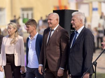 72 года!!!. В день 72-летия Молодогвардейска глава Краснодонского муниципального округа Сергей Козенко вместе с почётными гостями и строителями из Тюменской области открыл обновлённое общественное пространство — площадь и...