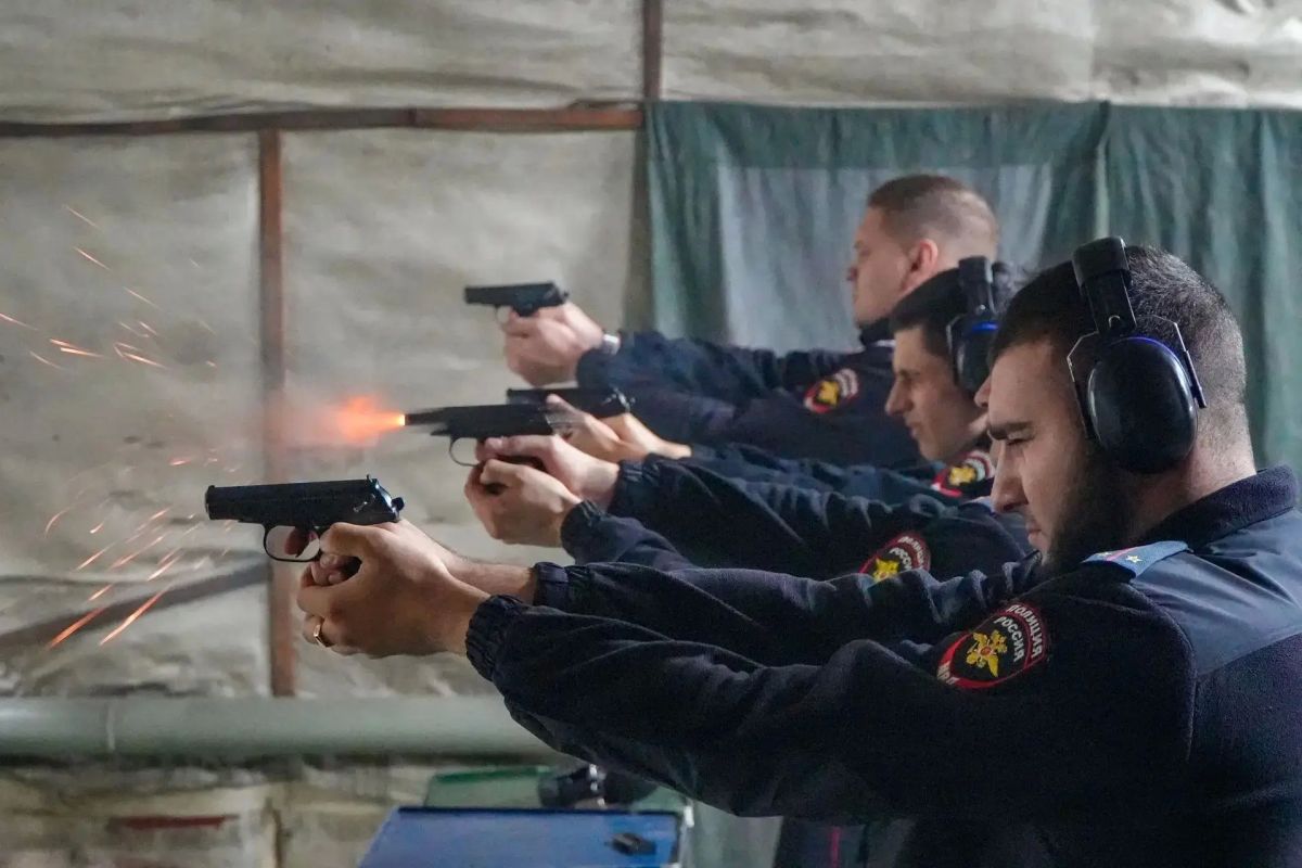 Луганским полицейским провели практические занятия по совершенствованию навыков владения огнестрельным табельный оружием