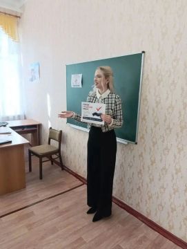 25 сентября преподаватель Брянковского колледжа ЛГПУ, член Молодёжной Палаты при Совете депутатов городского округа города Брянка Любченко Анна провела просветительскую беседу со студентами по противодействию коррупции