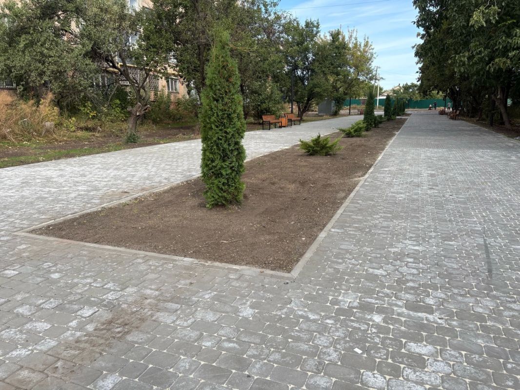 В Антраците продолжается благоустройство сквера на улице Калинина В Антраците продолжается благоустройство сквера на улице Калинина