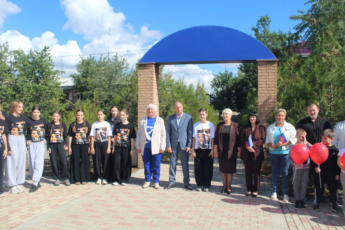 В Славяносербске завершено благоустройство сквера Героев Донбасса по Народной программе В Славяносербске завершено благоустройство сквера Героев Донбасса по Народной программе