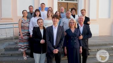 Луганский академический музыкально-драматический театр имени М. Голубовича присоединился к флешмобу видеооткрыток «Лови привет — мы вместе!»