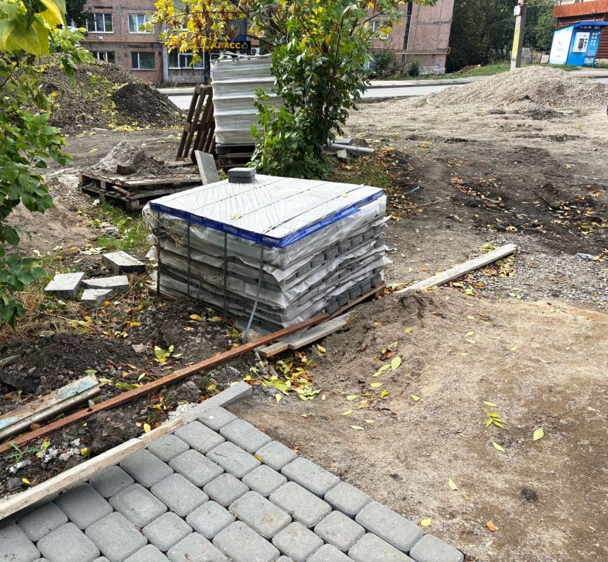 В Антраците продолжается благоустройство сквера на улице Калинина В Антраците продолжается благоустройство сквера на улице Калинина