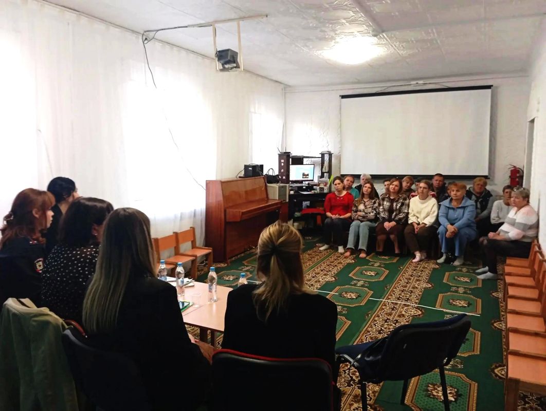В Антрацитовском детском саду №22 прошла профилактическая беседа с родителями и педагогами В Антрацитовском детском саду №22 прошла профилактическая беседа с родителями и педагогами