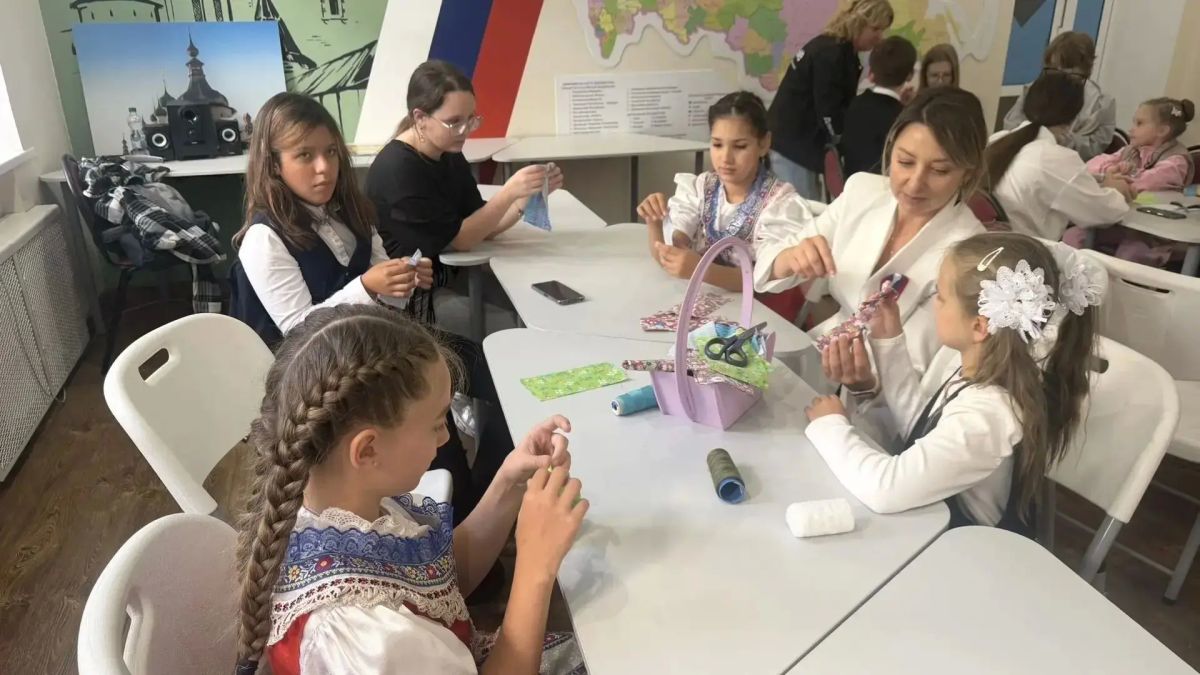 В преддверии Дня воссоединения Луганской и Донецкой Народных Республик, Запорожской и Херсонской областей с Российской Федерацией в детском центре "Ростовского кремля" состоялся телемост с делегацией Государственного... В преддверии Дня воссоединения Луганской и Донецкой Народных Республик, Запорожской и Херсонской областей с Российской Федерацией в детском центре "Ростовского кремля" состоялся телемост с делегацией Государственного...