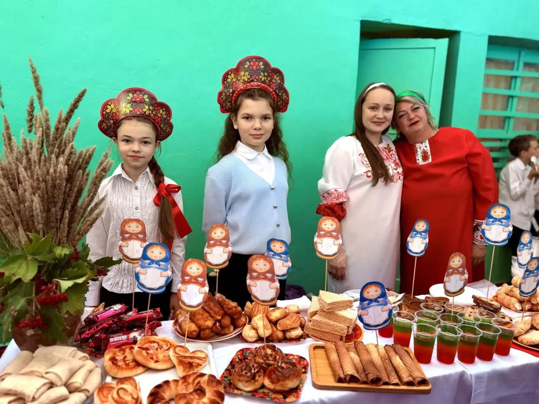 Шумная, вкусная и щедрая: школьная ярмарка в Ровеньковской школе №12! Шумная, вкусная и щедрая: школьная ярмарка в Ровеньковской школе №12!