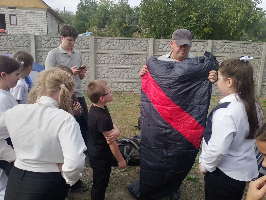 Есть в конце сентября особенный день — 27 сентября, когда вся страна отмечает праздник всех, кто не может сидеть на месте, кто любит дорогу, костёр и звёздное небо над палаткой Есть в конце сентября особенный день — 27 сентября, когда вся страна отмечает праздник всех, кто не может сидеть на месте, кто любит дорогу, костёр и звёздное небо над палаткой